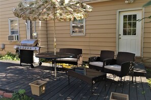 Outdoor dining - The Bungalow at Grand Forks (Grand Forks)