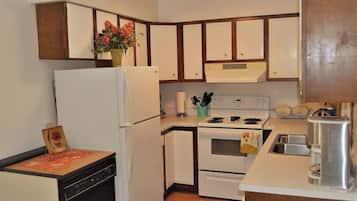 Apartment, 2 Bedrooms, Balcony | Private kitchen | Coffee/tea maker