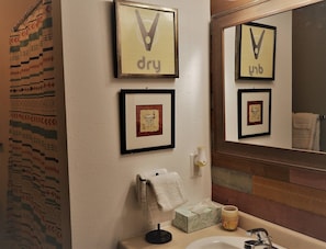 Departamento, 2 habitaciones, balcón | Baño | Jabón y shampoo