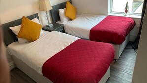 4 bedrooms, iron/ironing board, WiFi, bed sheets - Gateway Mews 5 Bedroom Home (Wolverhampton)