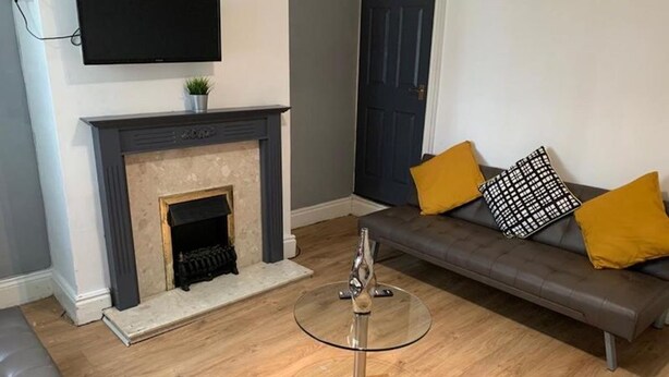 Flat-screen TV - Gateway Mews 5 Bedroom Home (Wolverhampton)