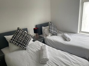 4 bedrooms, iron/ironing board, WiFi, bed sheets - Gateway Mews 5 Bedroom Home (Wolverhampton)