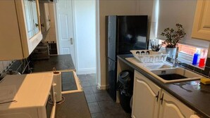 Coffee/tea maker, fridge, microwave, stovetop - Gateway Mews 5 Bedroom Home (Wolverhampton)
