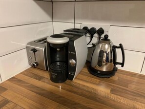 Microondas y cafetera y tetera 