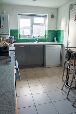 Microwave, stovetop, coffee/tea maker, electric kettle - New Cross Mews 4 Bedroom 2 Bathrooms Fast Wifi Parking Sleeps up to 12 (Wolverhampton)