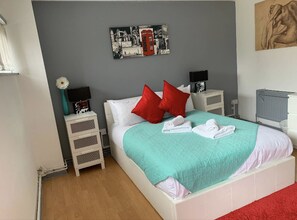 4 bedrooms, iron/ironing board, bed sheets