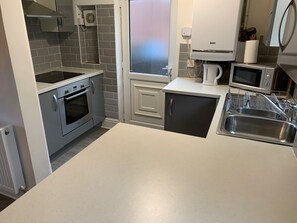 Microondas, placa de cocina, lavavajillas, cafetera/tetera