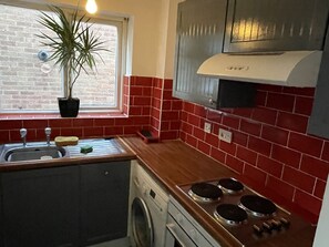 Four à micro-ondes, cafetière-théière, bouilloire électrique