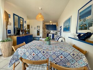 Apartment, 2 Schlafzimmer, Balkon, Meerblick | Esszimmer
