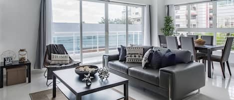 Apartemen, 2 kamar tidur, balkon | Ruang keluarga