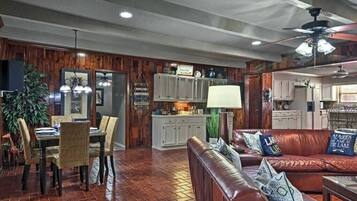 House, 3 Bedrooms | Private kitchen | Fridge, stovetop, coffee/tea maker, electric kettle