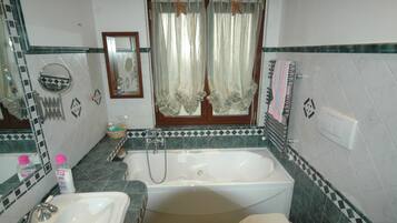 Apartment, 2Â Schlafzimmer, Raucher, Balkon | Badezimmer