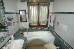 A bathroom with a bathtub, sink, and toilet. - Roma Chic House - Luxury Apartment 1 People for Business Studio (Rome)