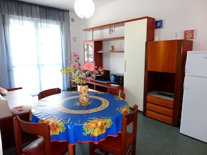 Appartamento, 1 camera da letto, balcone, vista giardino | Ristoranti