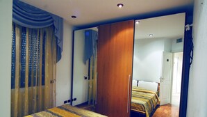 A bedroom with a bed, a wardrobe, and a mirror. - Roma Chic House - Delightful Luxury Apartment 3 People, With Jacuzzi (Rome)
