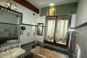 Departamento, 2 habitaciones, para fumadores, balcón | Amenidades de baño | Secadora de cabello, batas, toallas