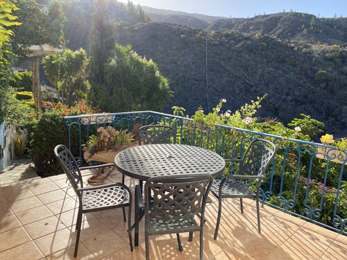 Cottage With 2 Bedrooms2 Bathrooms, Heated Solar Pool, Sauna, Jacuzzi, Garden