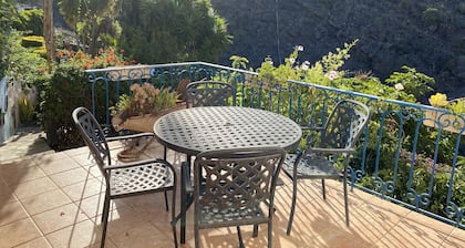 Cottage With 2 Bedrooms2 Bathrooms, Heated Solar Pool, Sauna, Jacuzzi, Garden