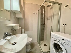 Studio, Multiple Bedrooms, Balcony, Ocean View | Bathroom shower
