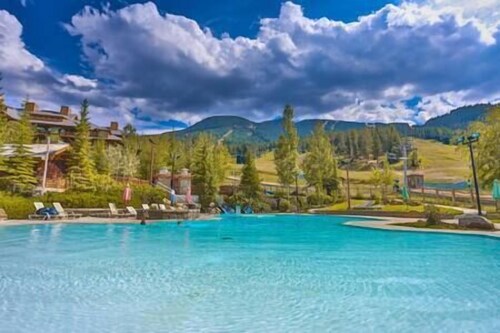 Ski In-Out / King Bed / Near Hot Tub / Fireplace
