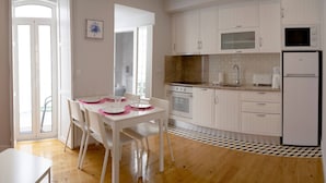 Kaffetrakter/tekoker, kjøleskap, mikrobølgeovn og ovn