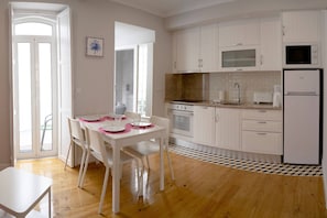 Fridge, microwave, oven, stovetop - Funky Two Bedroom Apartment (Lisboa)