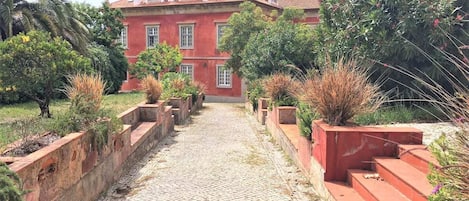 المنطقة المحيطة بالمنشأة