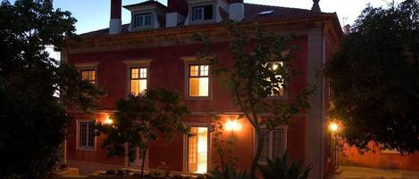 المنشأة من الخارج