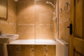 浴缸、吹风机、毛巾