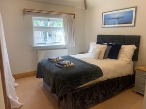2 bedrooms, desk, iron/ironing board, WiFi - Piper Cottage, Bilbrough. (York)