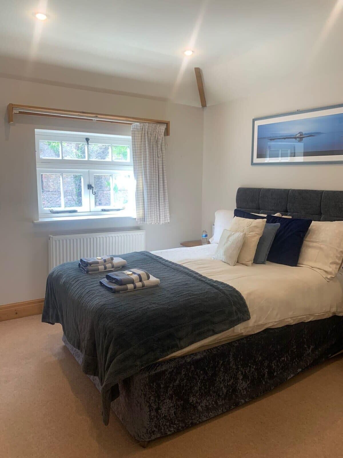 2 quartos, escrivaninha, ferros/tábuas de passar roupa, berço de viagem