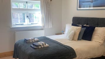 2 quartos, escrivaninha, ferros/tábuas de passar roupa, berço de viagem