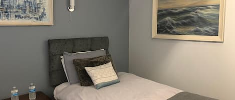 8 habitaciones, tabla de planchar con plancha, wifi y ropa de cama