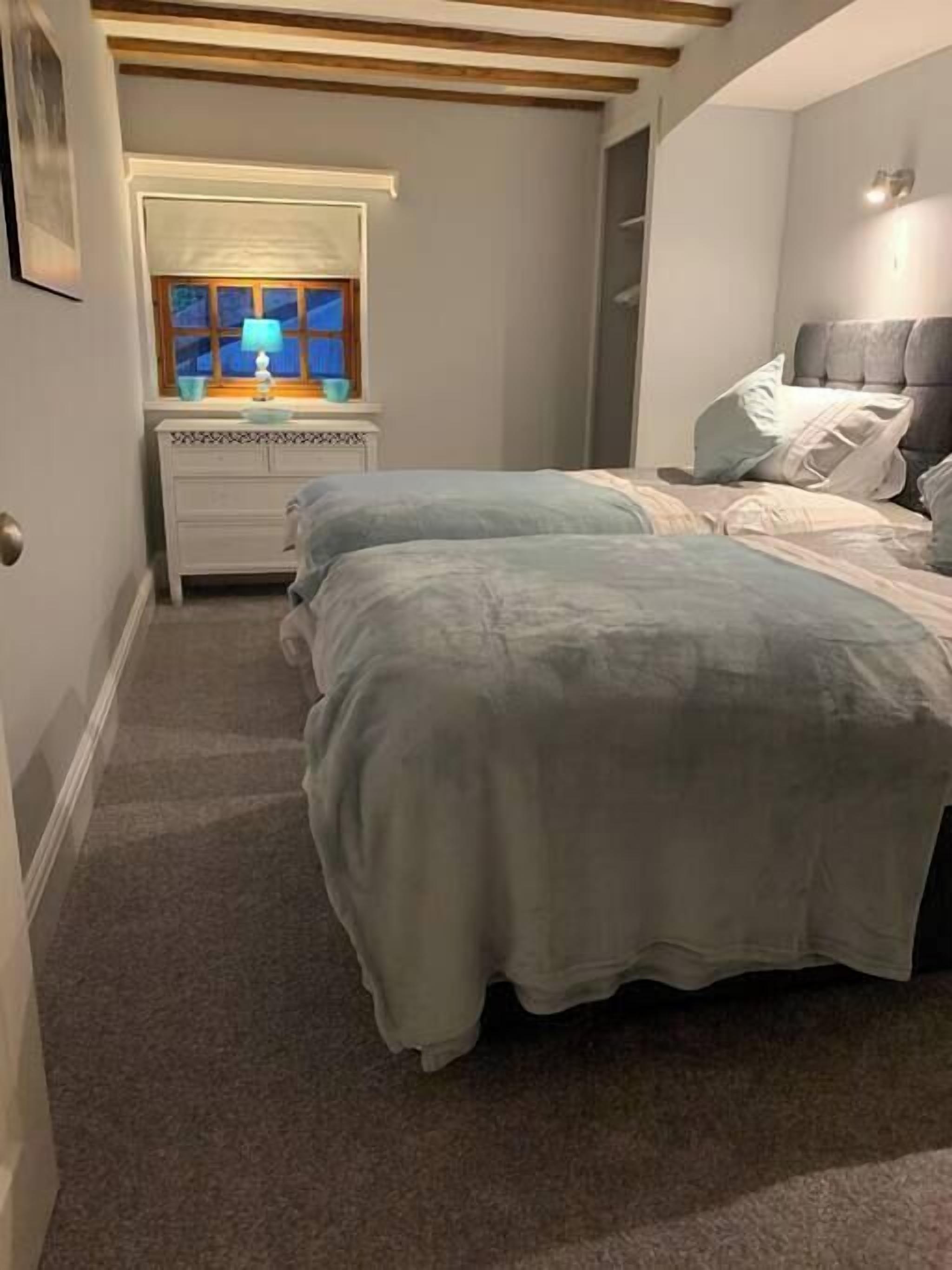 8 habitaciones, tabla de planchar con plancha, wifi y ropa de cama 