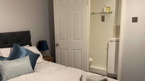 8 chambres, fer et planche à repasser, Wi-Fi, draps fournis
