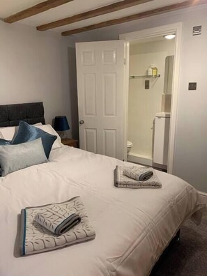 8 bedrooms, iron/ironing board, WiFi, bed sheets - The Carriage House, Bilbrough, York. (York)