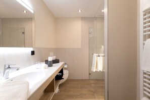 Doccia, soffione a pioggia, asciugacapelli, accappatoio