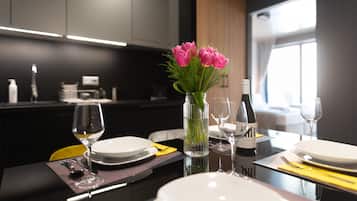 Basic Studio | Private kitchenette | Cookware/dishes/utensils