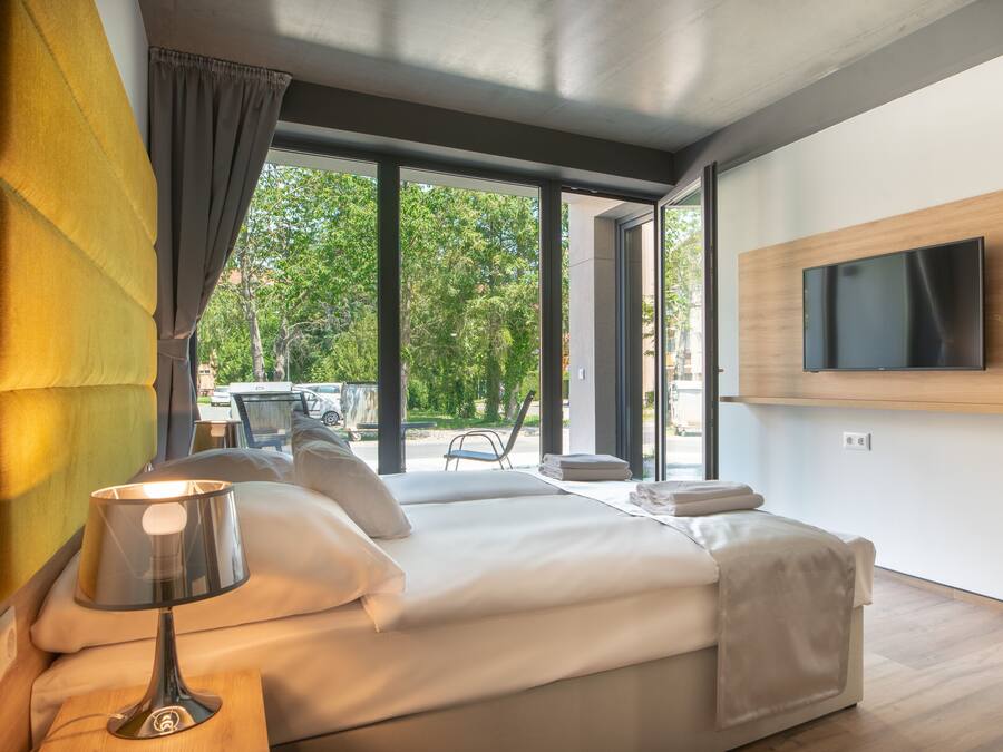 Cuna de viaje, wifi gratis y ropa de cama