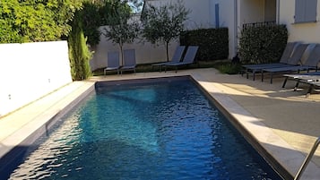 Een verwarmd zwembad