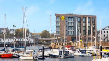 Vista frontal de la propiedad