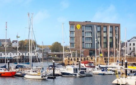 Front of property. Tŷ Milford Waterfront