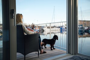 Floatel Cabin Dog Friendly | Desk, laptop workspace, free WiFi, bed sheets - Tŷ Milford Waterfront (Milford Haven)