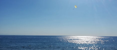 Ubicación cercana a la playa y arena negra