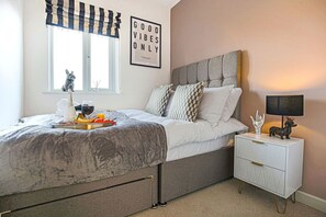 4 室のベッドルーム、デスク、WiFi