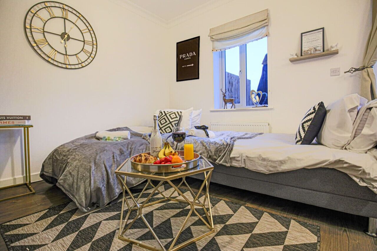 4 bedrooms, desk, WiFi