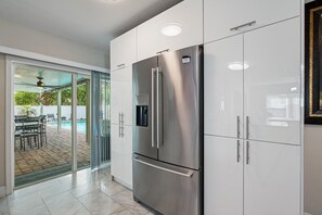 Interior - 8 minutes from the AIRPORT~ New SaL POOL - WiFi 1gbps/free Parking... BBQ (Tampa)