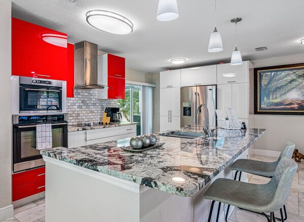 Fridge, microwave, oven, stovetop - 8 minutes from the AIRPORT~ New SaL POOL - WiFi 1gbps/free Parking... BBQ (Tampa)