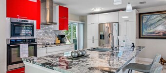 8 minutes from the AIRPORT~ New SaL POOL - WiFi 1gbps/free Parking... BBQ