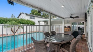 A covered patio with a pool, wicker furniture, and a ceiling fan. - 8 minutes from the AIRPORT~ New SaL POOL - WiFi 1gbps/free Parking... BBQ (Tampa)